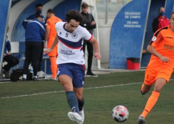 Mahugo se ha formado en la cantera del Osasuna, siendo en Tajonar donde se dieron cuenta de sus dotes defensivas a pesar de que prácticamente nunca había jugado de defensa.