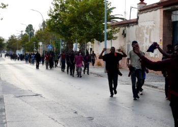 MELILLA, 22/07/2021.- Los inmigrantes subsaharianos recorren una calle de Melilla tras conseguir saltar la valla fronteriza este jueves. Al menos 300 inmigrantes de origen subsahariano consiguieron entrar en España saltando la valla. EFE/Paqui Sánchez