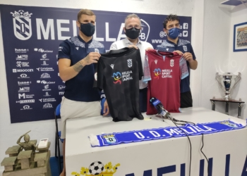 Los dos jugadores de la UD Melilla posando al lado de Luisma Rincón.