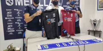 Los dos jugadores de la UD Melilla posando al lado de Luisma Rincón.