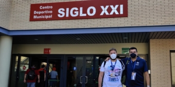 Los deportistas melillenses, en la entreda del pabellón donde se están llevando a cabo todas las jornadas.