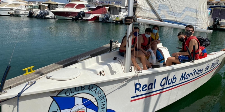 El Club Marítimo quiere hacer accesible la vela a distintas asociaciones