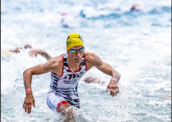 El melillense, en la salida del segmento de natación de esta competición nacional.