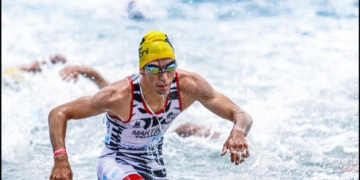 El melillense, en la salida del segmento de natación de esta competición nacional.