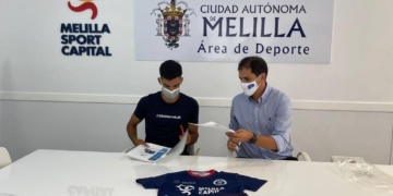 Momento de la firma entre ambas partes.