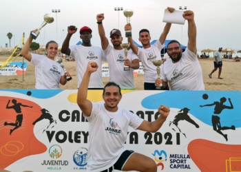 El equipo campeón celebró el triunfo conseguido en este Campeonato  de Vóley de Melilla por equipos 4x4 mixtos.