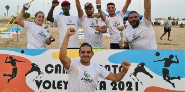 El equipo campeón celebró el triunfo conseguido en este Campeonato  de Vóley de Melilla por equipos 4x4 mixtos.