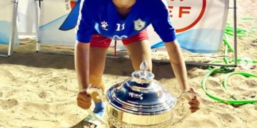 La jugadora melillense ya ha debutado en Primera División y durante el período vacacional ha estado jugando en las filas del CD Higicontrol Melilla de fútbol playa, logrando grandes éxitos.