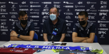 Antonio García Jáuregui, vicepresidente de la entidad azulina, fue el encargado de presentar ante los medios de comunicación a Asier Parra y José Antonio González.