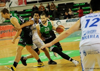 Niko Rakočevic en uno de los encuentros en que se ha enfrentado al Decano en la LEB Oro.