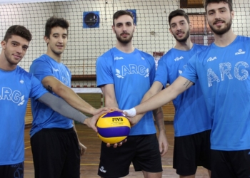 Nacho Luengas (2º dcha.) junto a cuatro de los compañeros con los que se proclamó Campeón del Mundo sub-23 y Campeón de los Juegos Sudamericanos 2018.