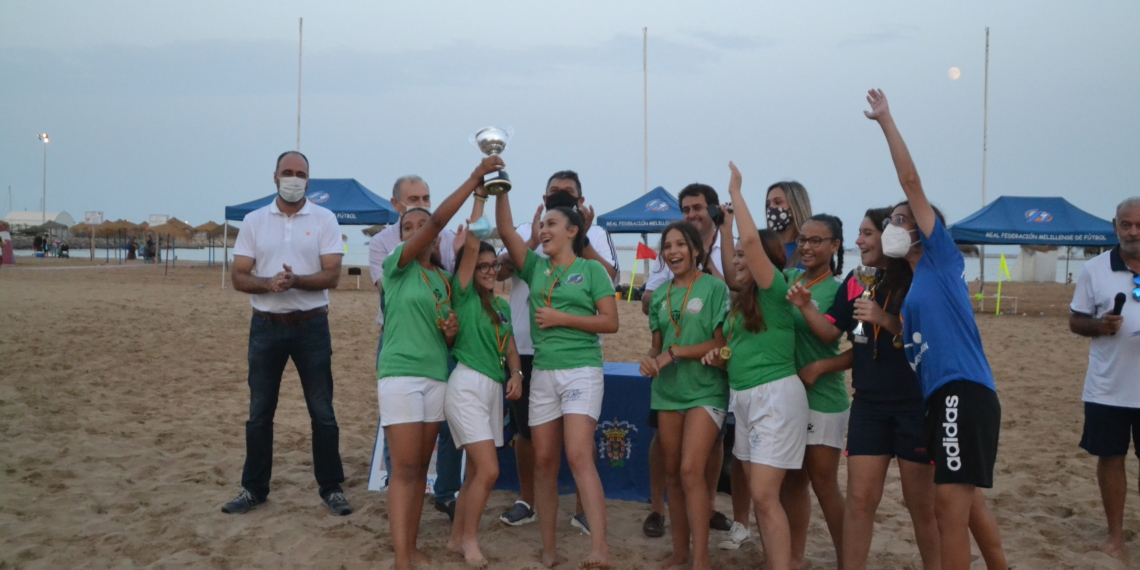 Las jugadoras del CD Buen Consejo, campeonas de Primera División, celebran el título conseguido.