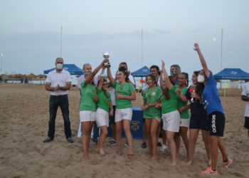 Las jugadoras del CD Buen Consejo, campeonas de Primera División, celebran el título conseguido.