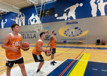 Los jugadores estudiantiles en el pabellón Guillermo García Pezzi.