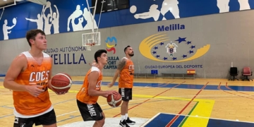 Los jugadores estudiantiles en el pabellón Guillermo García Pezzi.