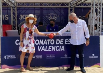 La concejala de Deportes, Pilar Bernabé,el presidente de la Federación de Balonmano de la Comunidad Valenciana, Pedro Fuertes, fueron los encargados de inaugurar el evento.