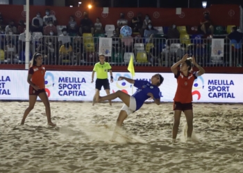 Natalia prepara la chilena en el partido disputado por el CD Higicontrol frente al CD FP Huelva y que finalizó 9-2.