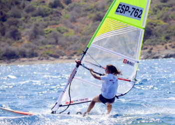 Cristina Padilla iba de menos a más en la jornada de ayer, pero en la tercera regata no pudo terminar, quedando situada en la décimo cuarta posición.