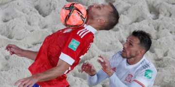 El internacional melillense José Cintas trata de defender una acción de ataque del conjunto ruso en el encuentro disputado ayer en Moscú.