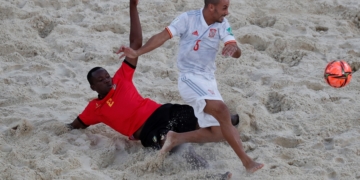 Moscow (Russian Federation), 19/08/2021.- Cintas (R) of Spain in action against Bachir of Mozambique during the FIFA Beach Soccer World Cup 2021 match between Spain and Mozambique at Luzhniki Beach Soccer Stadium in Moscow, Russia 19 August 2021. (Mundial de Fútbol, Rusia, España, Moscú) EFE/EPA/YURI KOCHETKOV