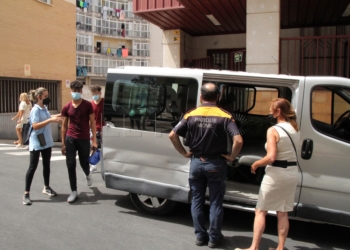 CEUTA, 16/08/2021.- Cinco menores, incluidos en el grupo de los quince que iban a ser repatriados, se dirigen a los juzgados de Ceuta para solicitar el "habeas corpus" y evitar su repatriaciÛn, este lunes. EFE/Reduan