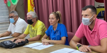 Reunión del cuerpo técnico con sus jugadores.