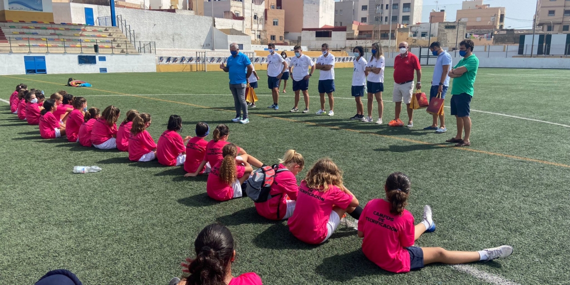 El III Campus de fútbol femenino recibe la visita de Diego Martínez