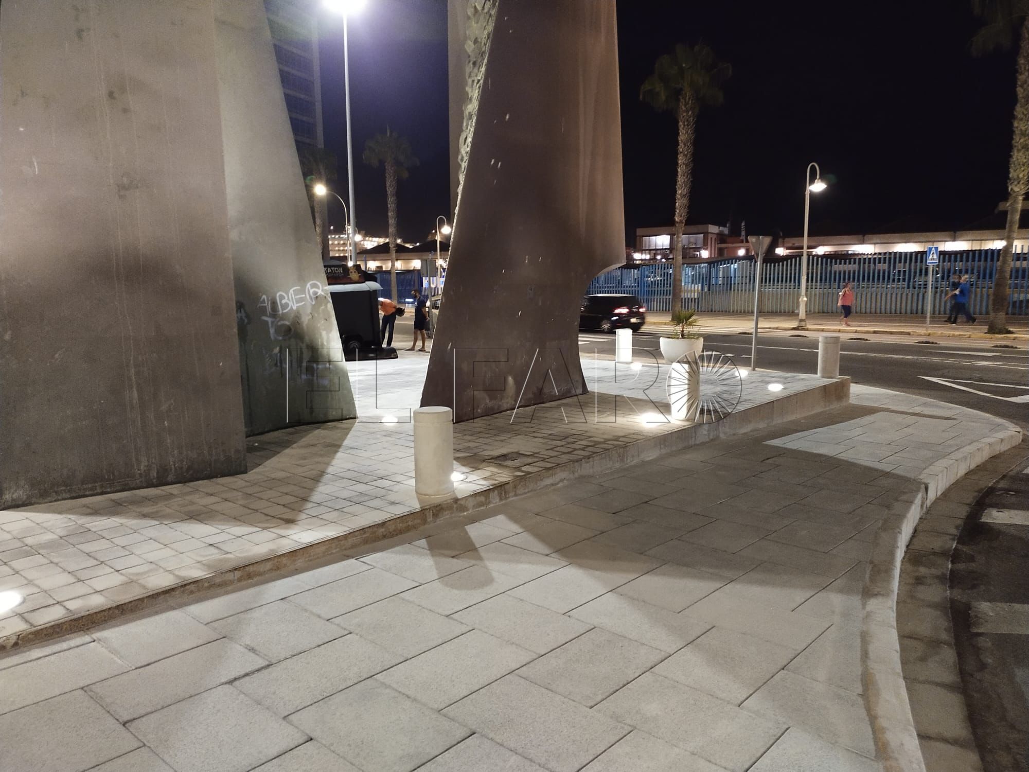 Urbanismo restaura la plazoleta de la escultura ‘Encuentros’ de Arruf