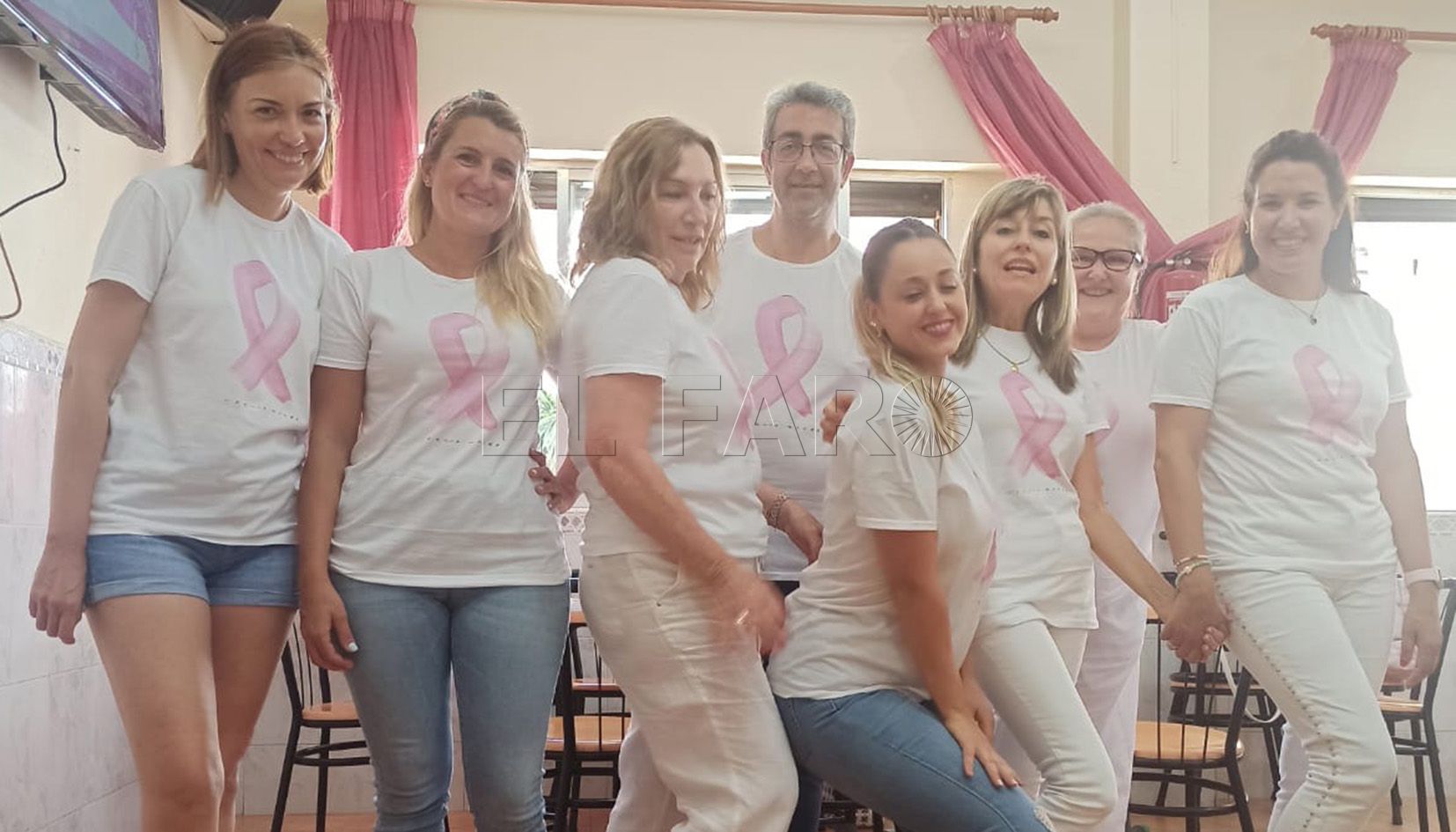 La AECC vende unas camisetas diseñadas por Carlos Baeza