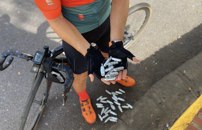 Los ciclistas de Melilla alertan del peligro del uso del gas de la risa en conductores