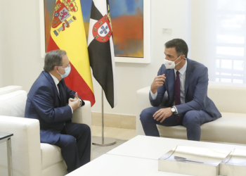 El presidente del Gobierno, Pedro Sánchez, y el presidente de Ceuta, Juan Jesús Vivas, han pactado en Madrid seguir adelante con las devoluciones de menores marroquíes.