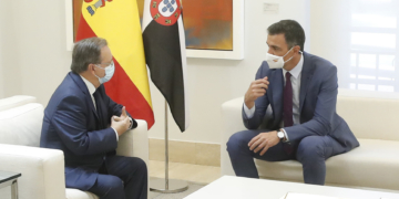 El presidente del Gobierno, Pedro Sánchez, y el presidente de Ceuta, Juan Jesús Vivas, han pactado en Madrid seguir adelante con las devoluciones de menores marroquíes.