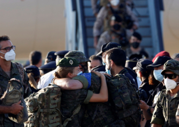 MADRID, 27/08/2021.- Personal militar español desembarca de su vuelo a su llegada hoy viernes a la base militar de Torrejón de Ardoz, donde se espera que esta tarde aterricen en España los dos últimos aviones en los que viajan los últimos evacuados y unidades de las tropas españolas. EFE/Mariscal