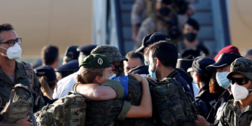 MADRID, 27/08/2021.- Personal militar español desembarca de su vuelo a su llegada hoy viernes a la base militar de Torrejón de Ardoz, donde se espera que esta tarde aterricen en España los dos últimos aviones en los que viajan los últimos evacuados y unidades de las tropas españolas. EFE/Mariscal