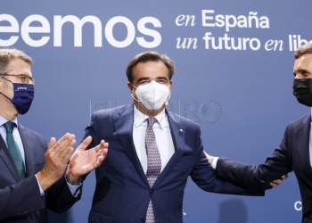 SANTIAGO DE COMPOSTELA, 27/09/2021.- El presidente del Partido Popular, Pablo Casado (d) junto al vicepresidente de la Comisión Europea, Margaritis Schinas (c,) y el presidente de al Xunta, Alberto Núñez Feijóo (i) antes de su participación en la Convención Nacional del Partido Popular, esta mañana en Santago de Compostela. EFE/Lavandeira jr