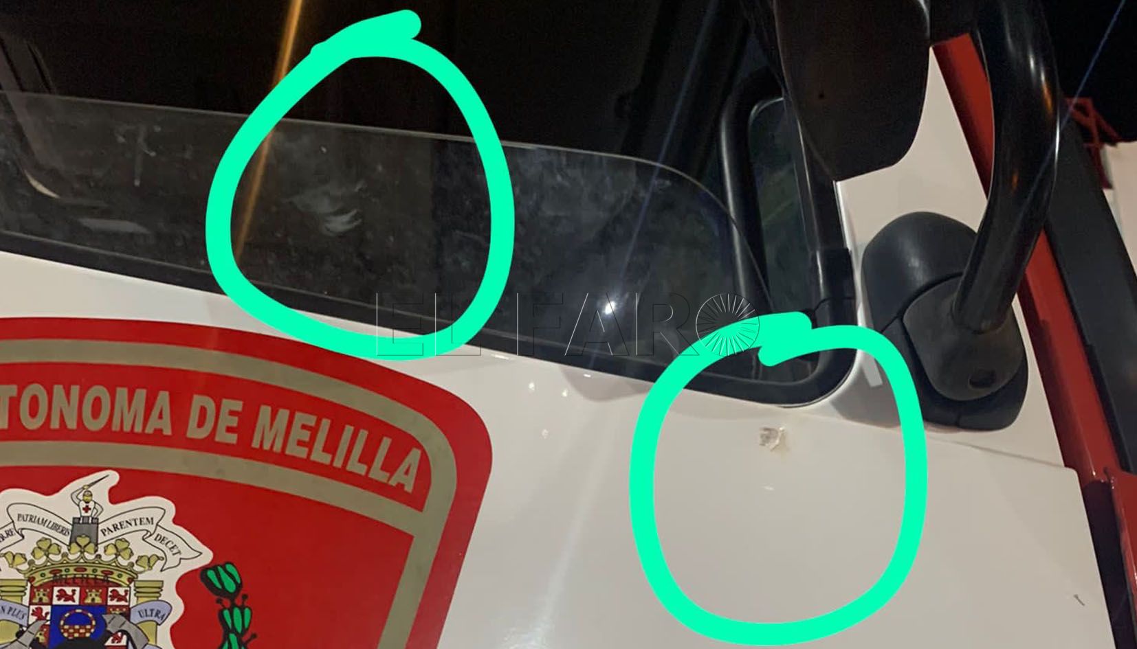 Los Bomberos de Melilla, apedreados de nuevo, tras apagar el fuego de unos contenedores