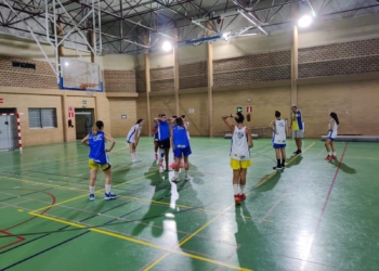 Pepe Torrubia dando instrucciones a sus jugadoras durante un entrenamiento.