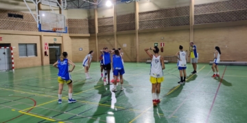 Pepe Torrubia dando instrucciones a sus jugadoras durante un entrenamiento.