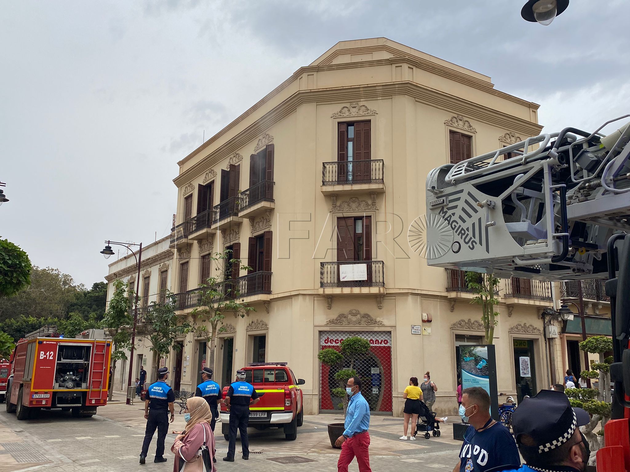 Un policía nacional fuera de servicio salva a una mujer de 81 de un incendio en Melilla