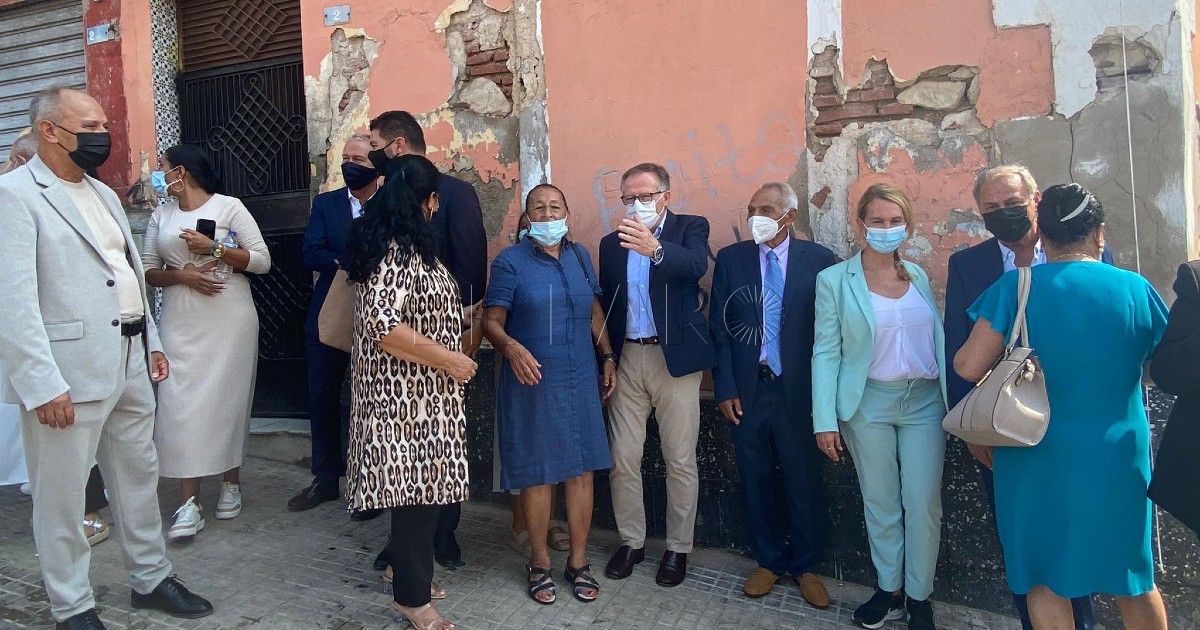 Melilla honra a una empresaria gitana con una placa en una pared rota