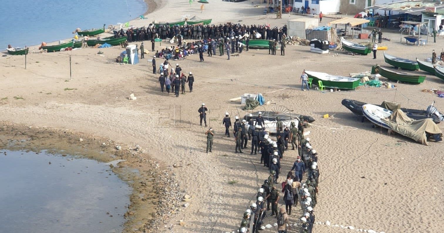 Una migrante avisa a su familia del desalojo del peñón de Vélez de la Gomera