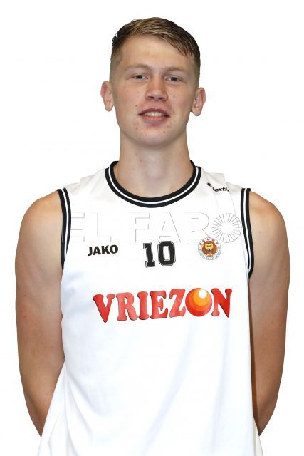 Björn De Vries firma por el Melilla Sport Capital Enrique Soler de Plata