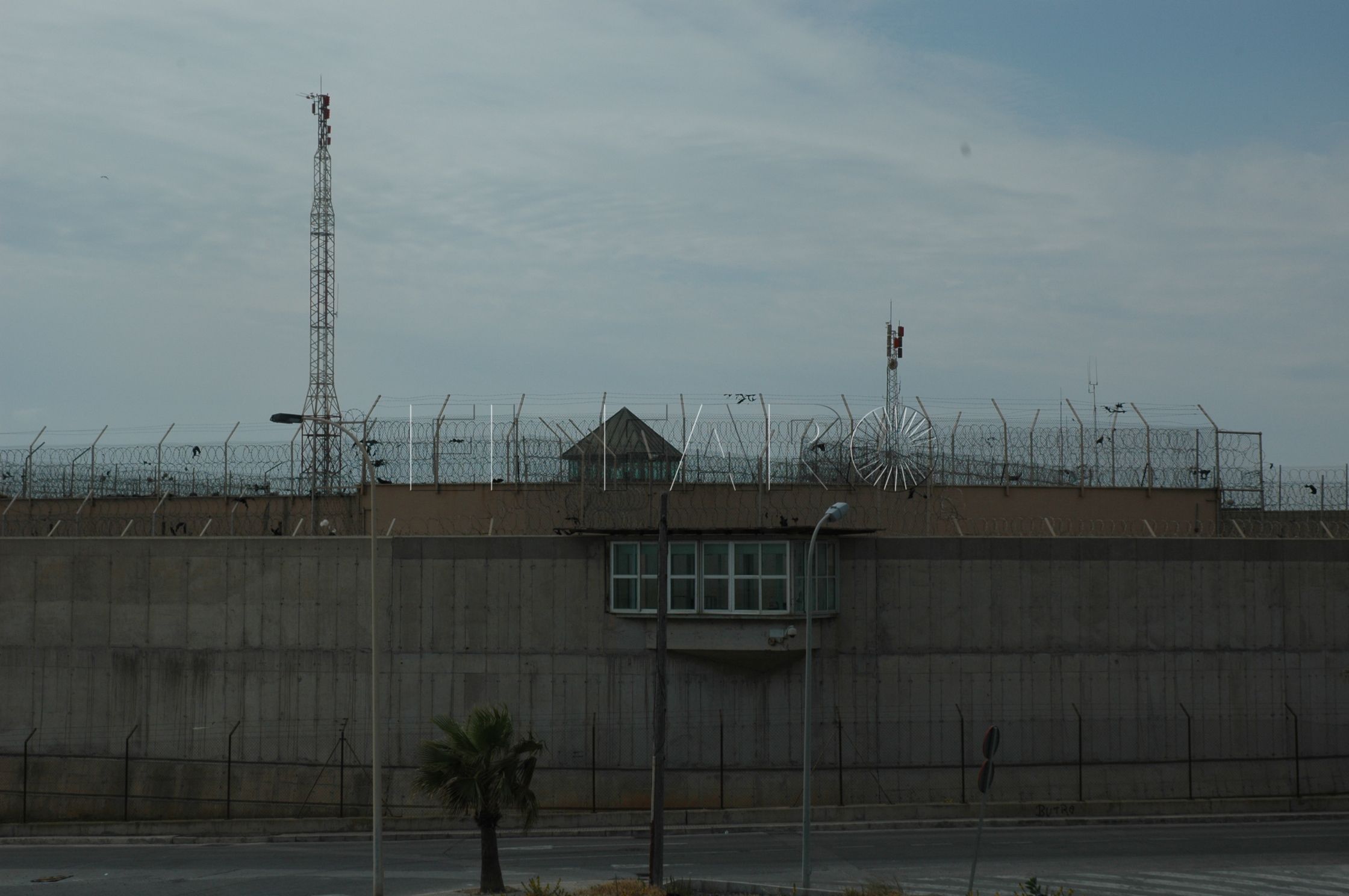 Un jefe de servicio, a punto de perder un ojo tras una agresión en la prisión de Melilla