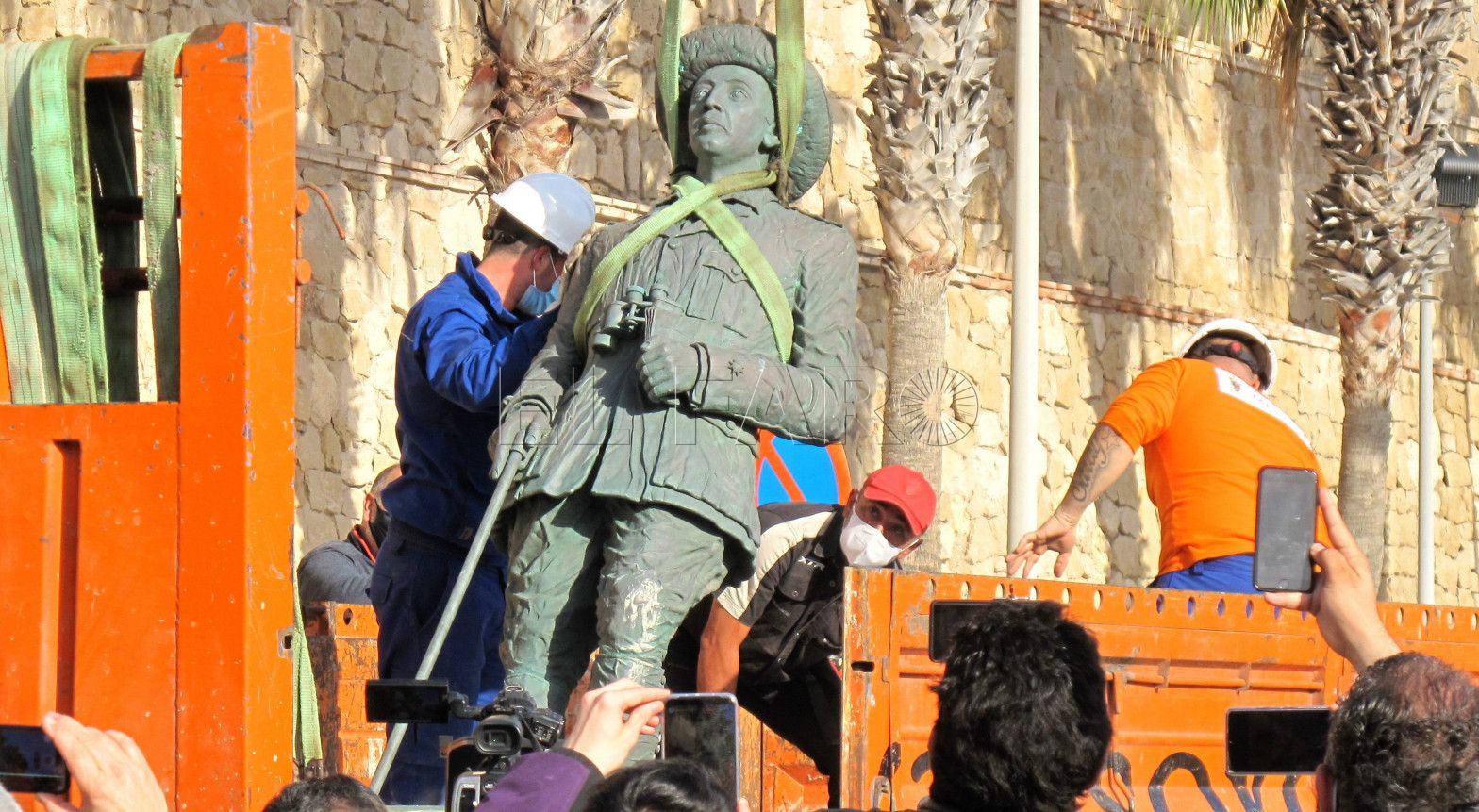 Vox Melilla cuestiona la forma de retirar la estatua de Franco