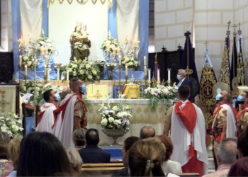 Fervor y emoción en el rosario en honor a las víctimas del covid en Melilla