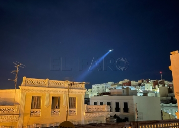 El helicóptero de Guardia Civil patrulla de noche el perímetro.