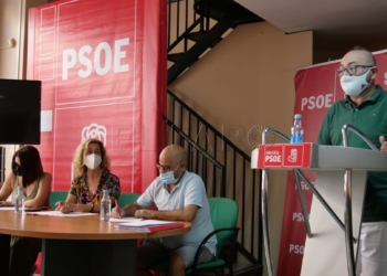 Rafael Robles y Nora Hammad, delegados del PSOE de Melilla para votar al coordinador federal