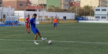 Los jugadores azulinos se ejercitaron sobre el césped artificial de La Espiguera, disputando los habituales partidos en espacio reducido.