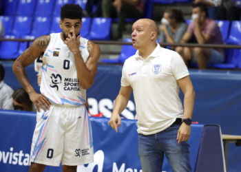 El técnico del Melilla Sport Capital Baloncesto, Arturo Álvarez, comparecía en la matinal de ayer martes, de cara al partido que el equipo disputa esta tarde ante Movistar Estudiantes. El asturiano destacaba el potencial del rival y explicaba como llega el equipo tras haber jugado hacer apenas cuarenta y ocho horas en Palma.
El entrenador asturiano comenzó hablando del rival de turno, Movistar Estudiantes, indicando que “se puede definir como un equipo de ACB que por circunstancias juega en LEB Oro. Cuentan con una base veterana con mucho talento como Jackson, Dee, Faggiano, Beirán o el propio Nacho Martín. A ellos se une una juventud con grandes jugadores, todos internacionales. Son un equipo muy completo”.
Sobre las sensaciones con las que el equipo llega a este segundo partido de competición liguera, en el que se tendrá que enfrentar a uno de los ‘cocos’, el entrenador del Decano señalaba que “estamos satisfechos del partido del domingo. El plan de partido salió bastante bien. Aunque en la segunda parte ellos salieron mucho más intensos, creo que el partido siempre lo tuvimos ahí. Quizás en esos minutos finales nos faltó un partido amistoso más para transmitirnos confianza. Se notó todavía que Barro lleva poco todavía, que Amo estuvo parado por la lesión”.
En cuanto al poco tiempo que han tenido para preparar este complicado duelo frente a los madrileños, aseguraba que “llevamos ya una semana preparando el partido y ya ayer en el avión de vuelta tenía el scouting. Con los jugadores solo vamos a tener el día de hoy de preparación y en el vamos a intentar trabajar para, sobre todo, poder bajar sus porcentajes”.
Por otro lado, y centrándose  más en el estado de su plantilla, Arturo Álvarez comentó que “llegamos sin contratiempos. La espalda de Gorgermans cada vez está mejor. No tuvimos problemas durante el choque, pero sí que tenemos un cansancio mayor, especialmente por parte de Llorca y Barro. Al final llevan casi dos años sin jugar y se nota. En líneas generales llegamos al completo, a excepción de Mukama”.
Por último y en relación con la sinergia que puede existir con la afición azulina, el técnico recalcó que “he recibido muchos mensajes de ánimo y espero que la afición responda. Pienso que es una temporada nueva, con muchas caras nuevas, es el Estudiantes y estoy seguro que la gente va a responder”, concluyó.