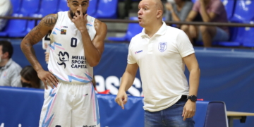 El técnico del Melilla Sport Capital Baloncesto, Arturo Álvarez, comparecía en la matinal de ayer martes, de cara al partido que el equipo disputa esta tarde ante Movistar Estudiantes. El asturiano destacaba el potencial del rival y explicaba como llega el equipo tras haber jugado hacer apenas cuarenta y ocho horas en Palma.
El entrenador asturiano comenzó hablando del rival de turno, Movistar Estudiantes, indicando que “se puede definir como un equipo de ACB que por circunstancias juega en LEB Oro. Cuentan con una base veterana con mucho talento como Jackson, Dee, Faggiano, Beirán o el propio Nacho Martín. A ellos se une una juventud con grandes jugadores, todos internacionales. Son un equipo muy completo”.
Sobre las sensaciones con las que el equipo llega a este segundo partido de competición liguera, en el que se tendrá que enfrentar a uno de los ‘cocos’, el entrenador del Decano señalaba que “estamos satisfechos del partido del domingo. El plan de partido salió bastante bien. Aunque en la segunda parte ellos salieron mucho más intensos, creo que el partido siempre lo tuvimos ahí. Quizás en esos minutos finales nos faltó un partido amistoso más para transmitirnos confianza. Se notó todavía que Barro lleva poco todavía, que Amo estuvo parado por la lesión”.
En cuanto al poco tiempo que han tenido para preparar este complicado duelo frente a los madrileños, aseguraba que “llevamos ya una semana preparando el partido y ya ayer en el avión de vuelta tenía el scouting. Con los jugadores solo vamos a tener el día de hoy de preparación y en el vamos a intentar trabajar para, sobre todo, poder bajar sus porcentajes”.
Por otro lado, y centrándose  más en el estado de su plantilla, Arturo Álvarez comentó que “llegamos sin contratiempos. La espalda de Gorgermans cada vez está mejor. No tuvimos problemas durante el choque, pero sí que tenemos un cansancio mayor, especialmente por parte de Llorca y Barro. Al final llevan casi dos años sin jugar y se nota. En líneas generales llegamos al completo, a excepción de Mukama”.
Por último y en relación con la sinergia que puede existir con la afición azulina, el técnico recalcó que “he recibido muchos mensajes de ánimo y espero que la afición responda. Pienso que es una temporada nueva, con muchas caras nuevas, es el Estudiantes y estoy seguro que la gente va a responder”, concluyó.